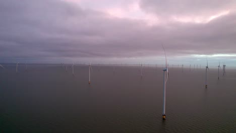 Aerogenerador-1-Países-Bajos-IJsselmeer-Con-Nubes-Pesadas