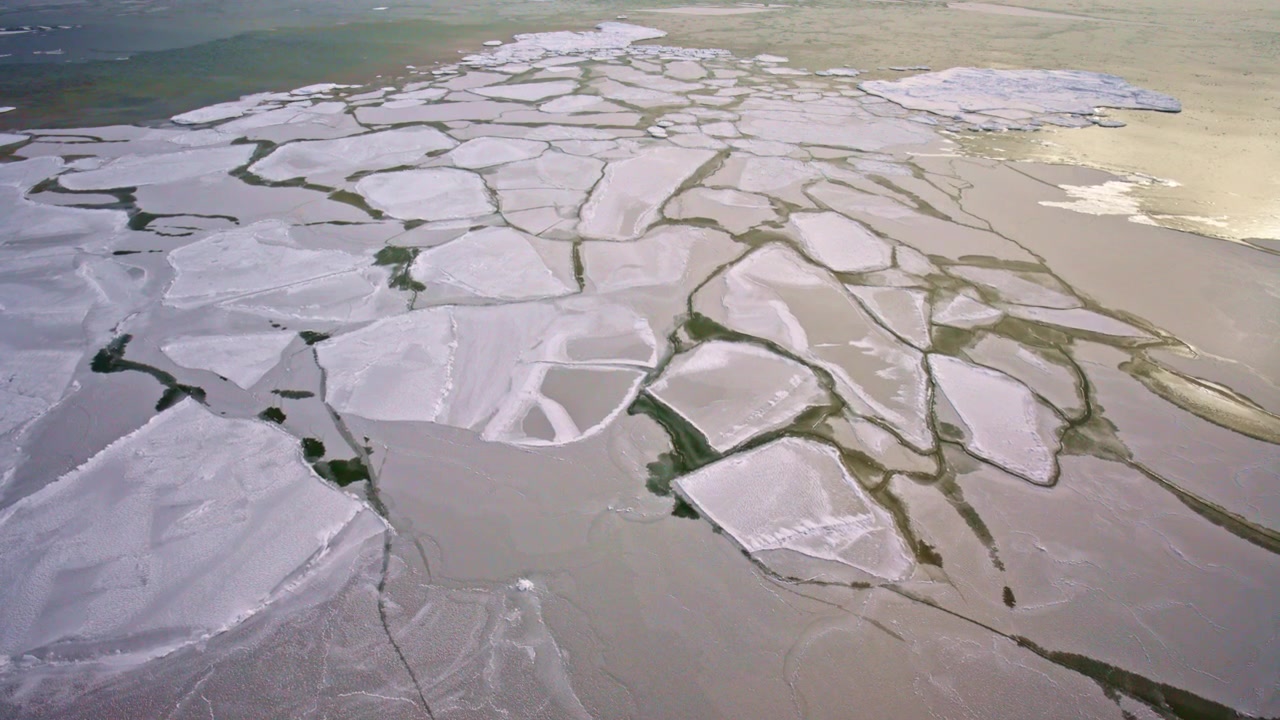 Filmato drone che rivela forme astratte congelate sparse sui Grandi Laghi.