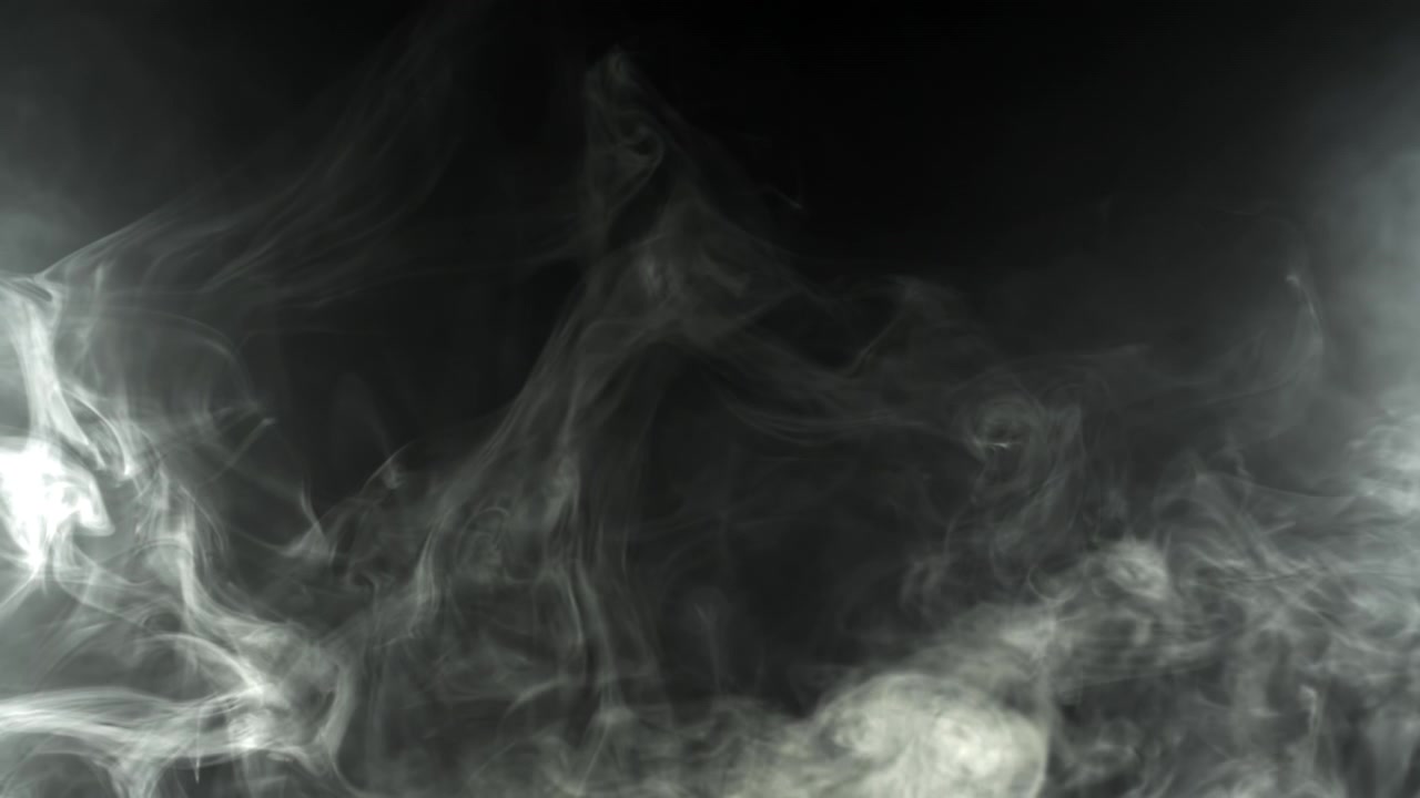 Fumo bianco etereo che turbina e sale su sfondo nero