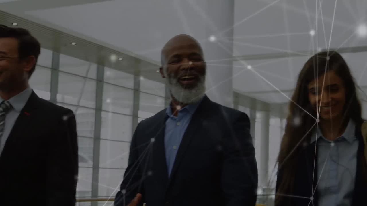 animación de la red de conexiones sobre diversos empresarios que caminan juntos en la oficina