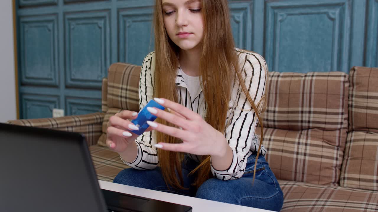 mujer sentada en un sofá usando una computadora portátil para comprar en línea