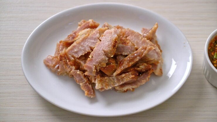Collo di maiale alla griglia o collo di maiale bollito al carbone con salsa piccante tailandese