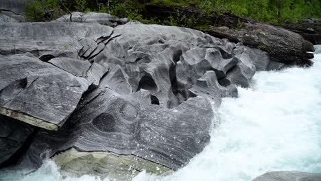 Wasser-Fließt-Durch-Den-Fluss-Bei-Marmorslottet,-Norwegen