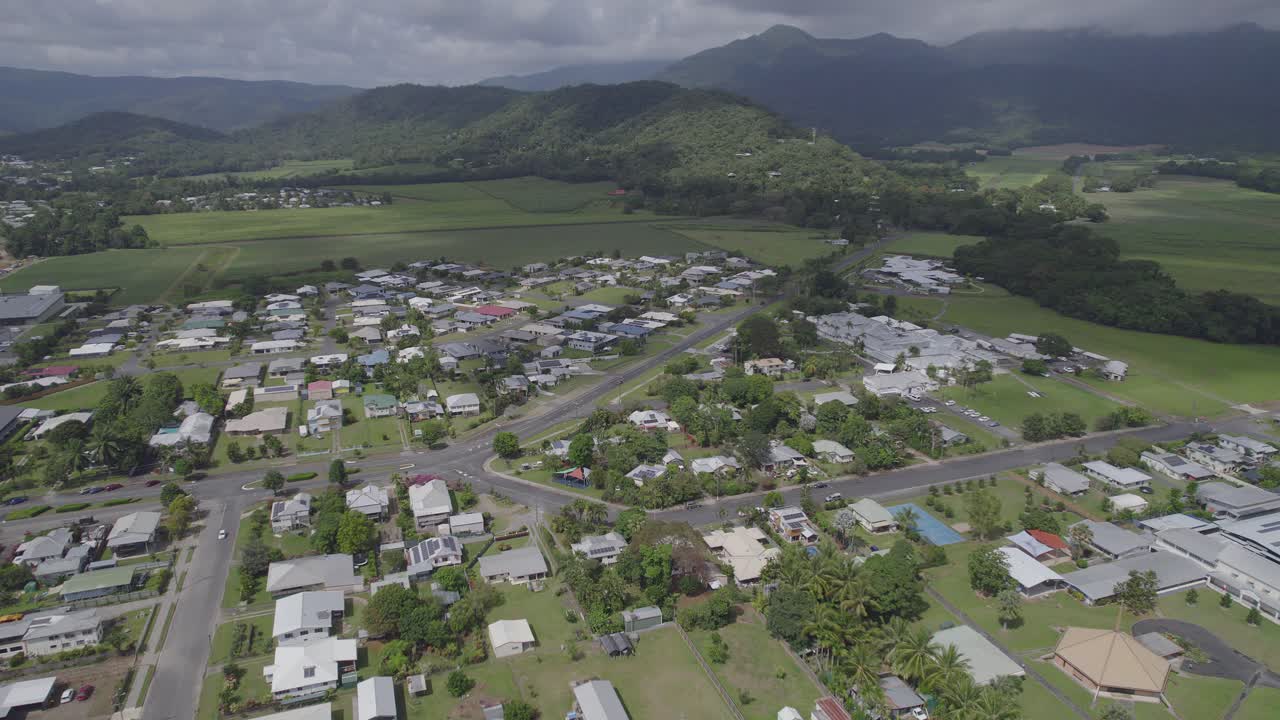ciudad de mossman rodeada de campos verdes y montañas en el condado de douglas, queensland, australia - toma aérea de drones