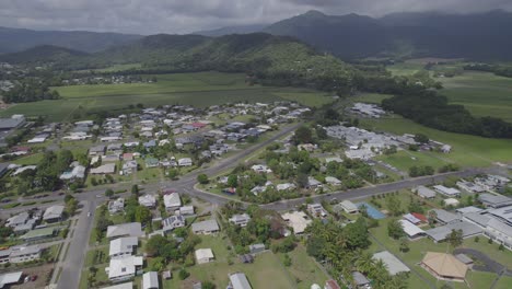 Ciudad-De-Mossman-Rodeada-De-Campos-Verdes-Y-Montañas-En-El-Condado-De-Douglas,-Queensland,-Australia---Toma-Aérea-De-Drones