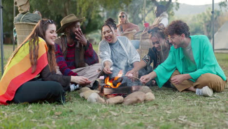 Amigos-Acampando-En-El-Festival-Con-Malvavisco