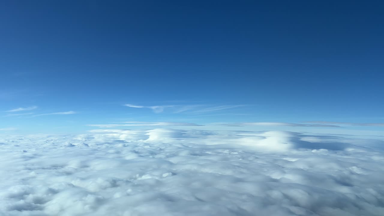 punto de vista del piloto volando hacia algunas nubes lenticulares peligrosas sobre la cordillera de madrid debido a los fuertes vientos en altura