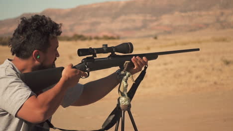 cazador disparando con pistola en el desierto