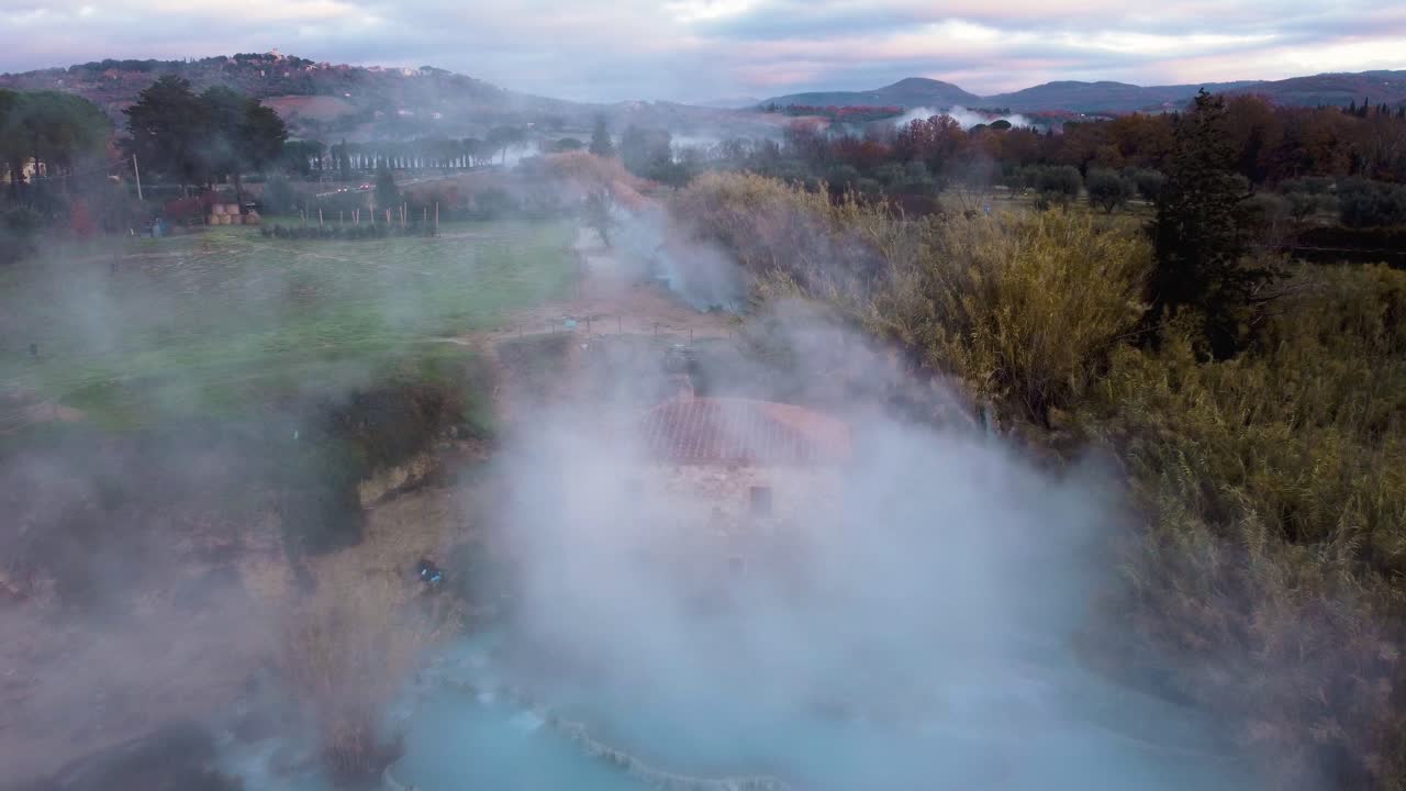 일출까지 시에나와 그로세토에 가까운 토스카나 이탈리아 사투르니아의 지열 온천탕과 폭포