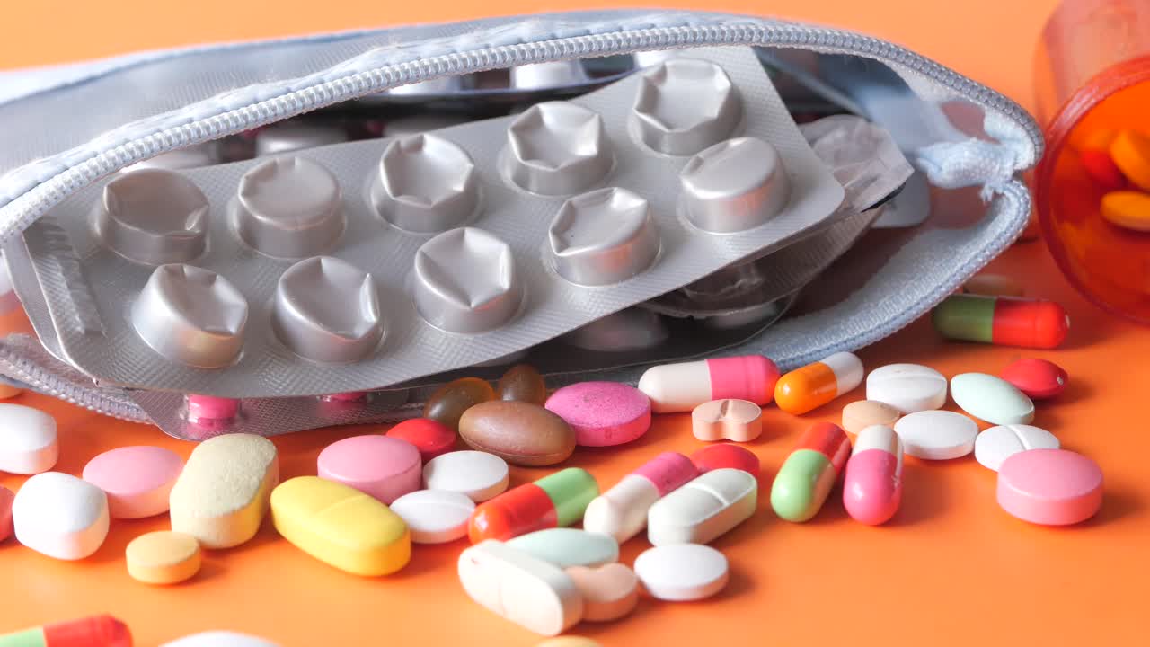 약 봉투와 약병에서 흘러내린 다양한 약과 의 근접적인 모습