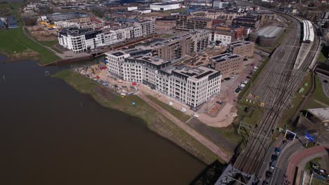 cierre del complejo de apartamentos de lujo kade zuid en zutphen, países bajos, junto al puerto de ocio de noorderhaven