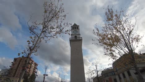 histórica torre del reloj de tirana cerca de la plaza skanderbeg en tirana, albania - amplia toma lenta de inclinación hacia arriba