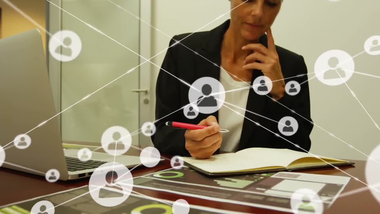 animación de una red de iconos de perfiles contra una mujer de negocios caucásica tomando notas en la oficina