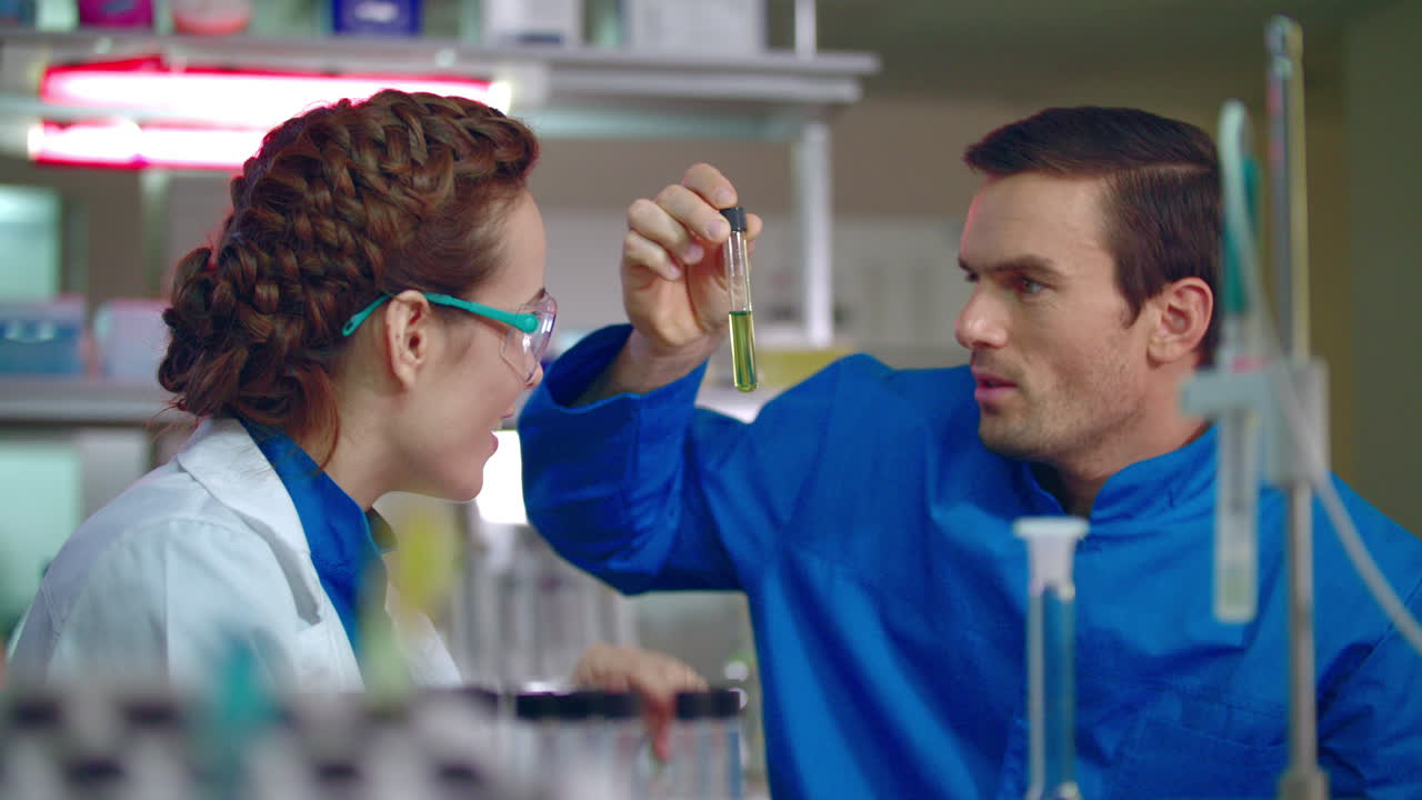 trabajo en equipo de laboratorio. científico médico trabajando. técnico haciendo investigación médica.