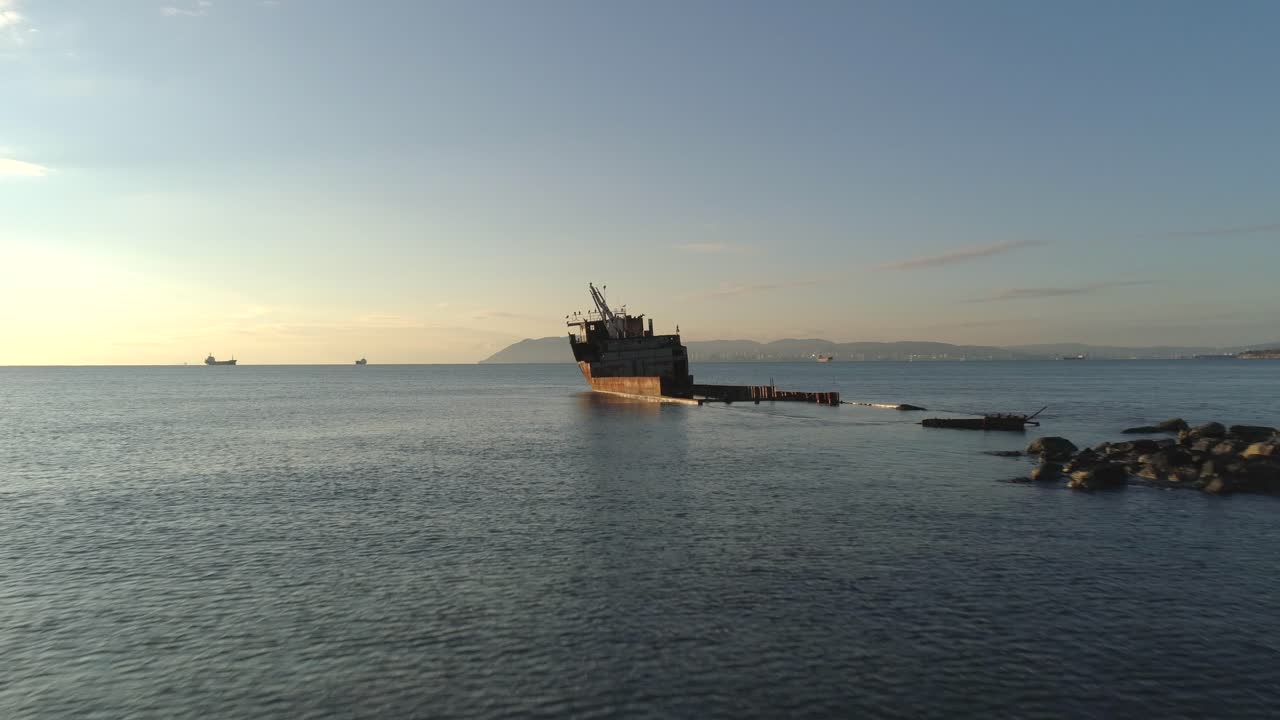 바다에서 버려진 선박 붕괴