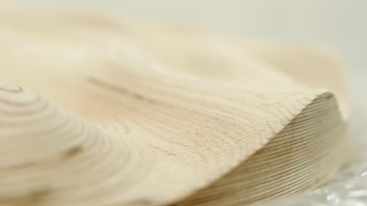 공기로 나무 조각을 청소하는 것