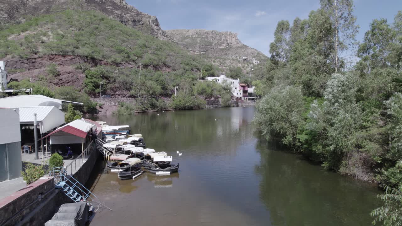algunos barcos en la orilla de un lago