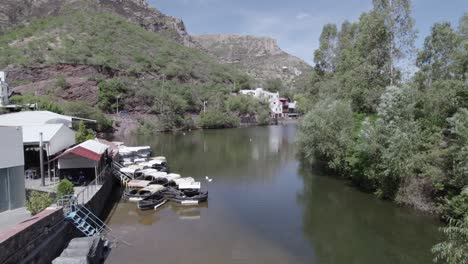 Einige-Boote-Am-Ufer-Eines-Sees