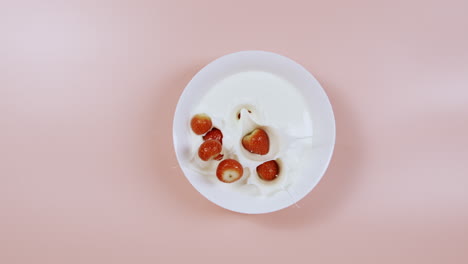 las fresas caen en el yogur en cámara lenta 809fps