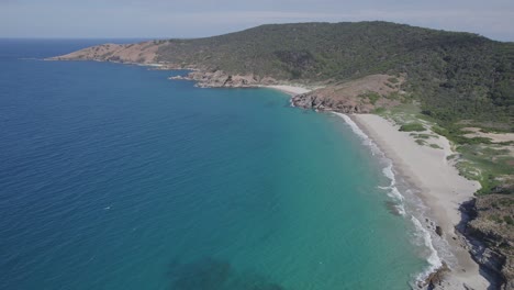 Playa-De-Naufragio-Y-Mar-Azul-Tranquilo-En-La-Isla-Great-Keppel-En-Verano-En-Qld,-Australia