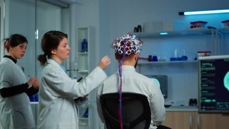 vista posterior de un hombre que usa un auricular de exploración de ondas cerebrales de alto rendimiento