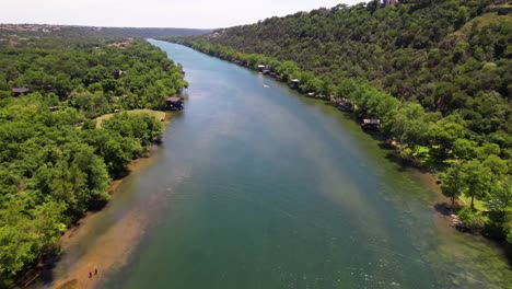 video aéreo del río colorado al sur del parque jessica hollis en austin, texas