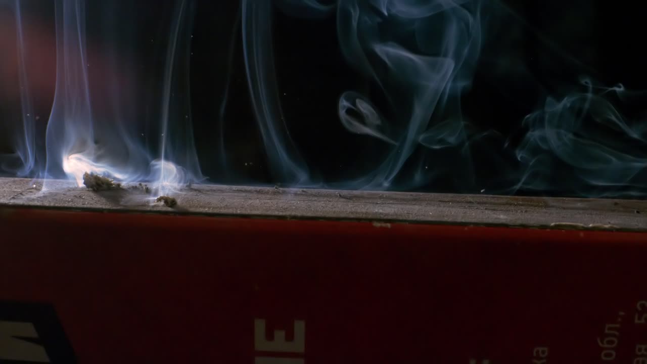 горящий спичка крупный план на темном фоне. снято на супер медленной камере 1000 кадров в секунду.