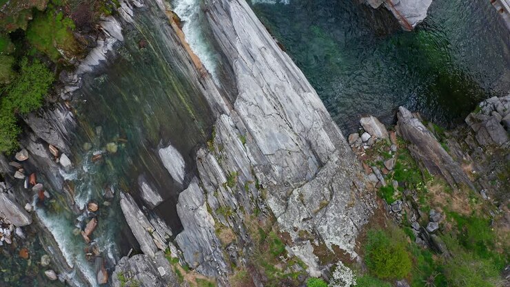 Vista aerea sopra le rive rocciose con il fiume Verzasca color acquamarina che scorre