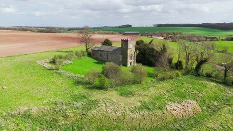 Luftaufnahmen-Einer-Drohne-Von-Einem-Kleinen-Dorf-Namens-Burwell-In-Lincolnshire-Im-Vereinigten-Königreich