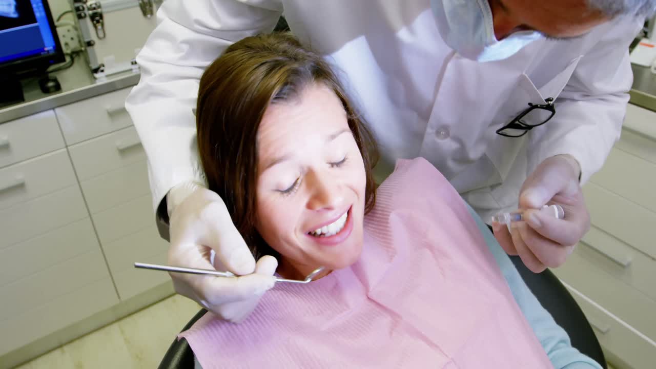 Dentista examinando um paciente