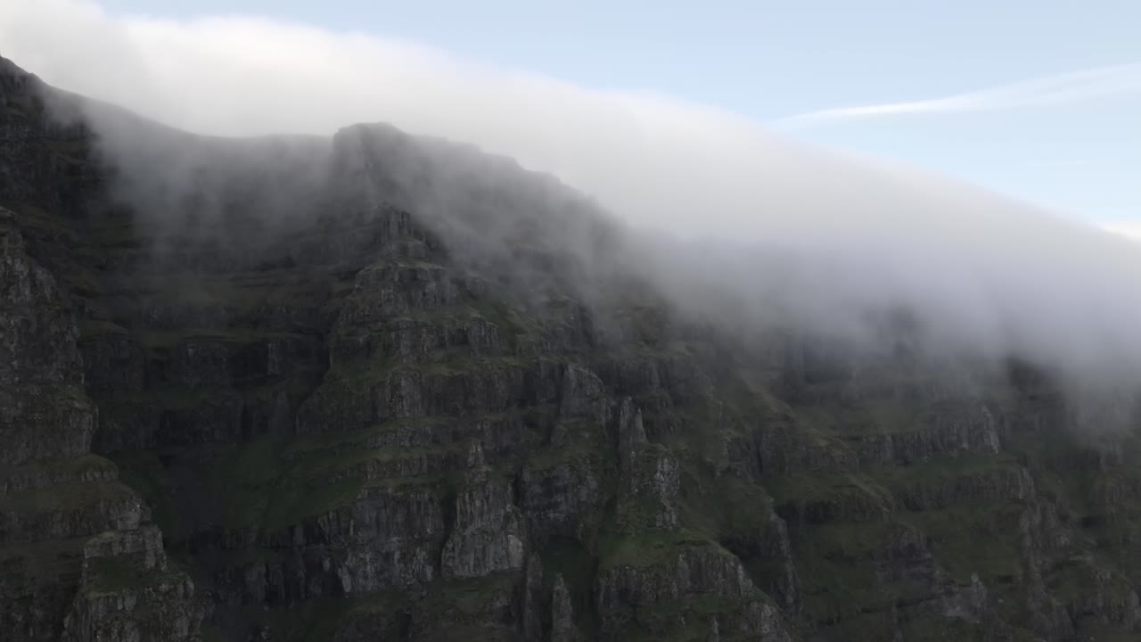 acantilados de montaña brumosos