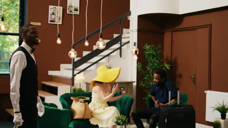 mensajero de hotel llevando equipaje en el vestíbulo