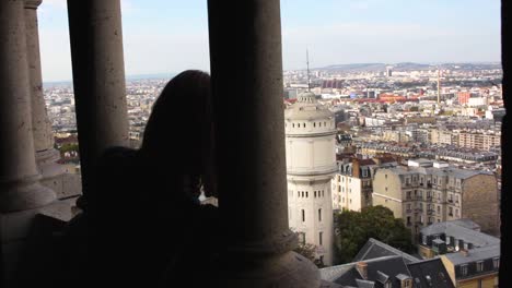 chica rubia mirando el campanario de la basílica del sagrado corazón en montmartre paris