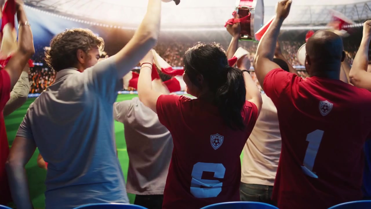Primer plano de hinchas de fútbol felices cantando con vuvuzelas, caminando en el estadio