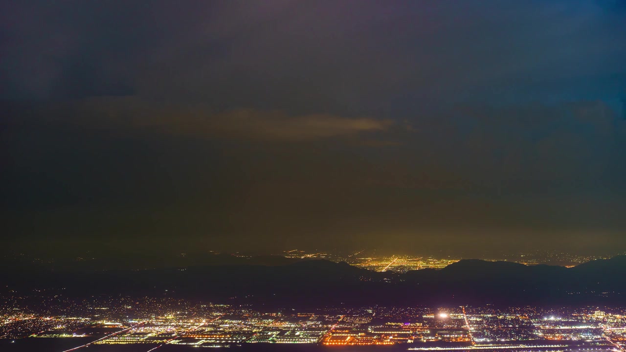 Timelapse di un temporale di fulmini su Redlands, San Bernardino e Moreno Valley, California, filmato guardando a sud dalla Rim of the World Highway nelle montagne di San Bernardino il 4 ottobre 2021.