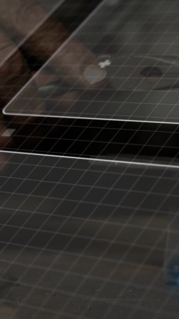 Video verticale: Mano che spinge un pannello a griglia trasparente, spostando segni a croce e mostrando un'interfaccia utente blu per l'allineamento tecnologico.