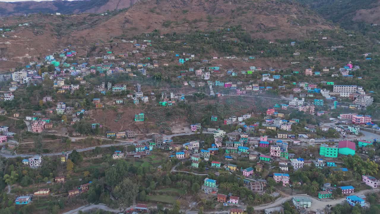 जाजरकोट गाँव का एरियल व्यू पहाड़ियों और घाटियों में फैले हुए ग्रामीण घरों को दर्शाता है। यह दृश्य पारंपरिक जीवनशैली, दूरस्थ भूगोल और पश्चिमी नेपाल की प्राकृतिक सुंदरता को दर्शाता है।