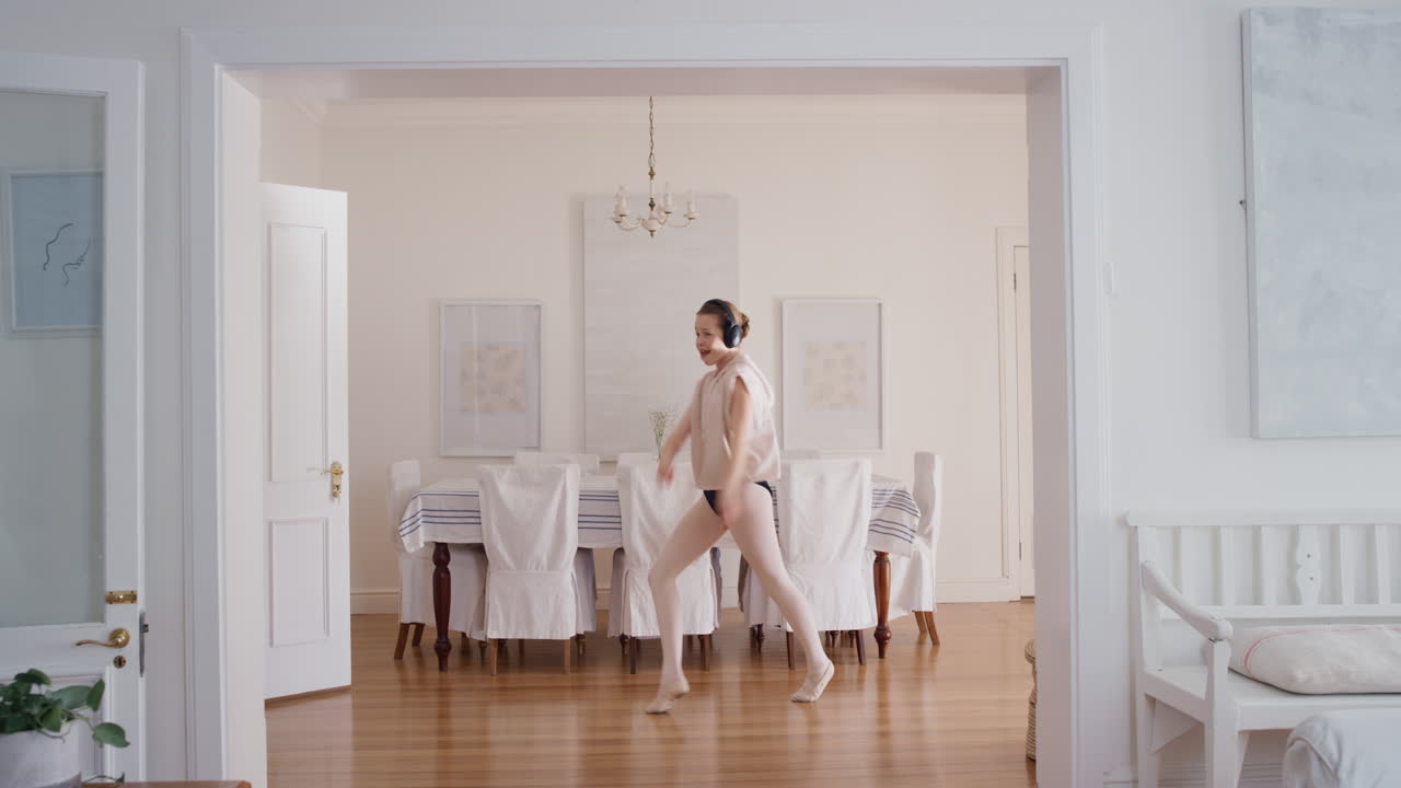 헤드폰을 착용 한 댄싱 십대 소녀 음악을 듣고 키 댄스 움직임으로 축하하고 자유를 즐기고 주말에 재미있게 4k