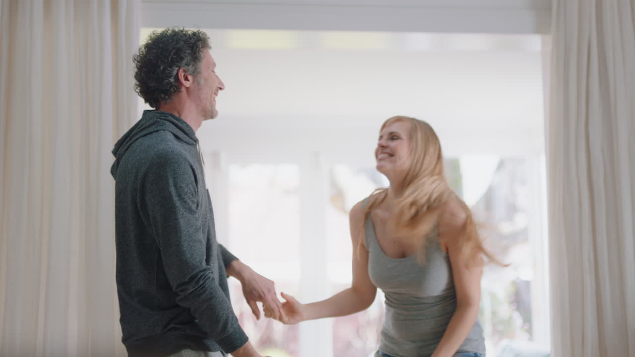 행복한 젊은 커플이 집에서 춤을 추고 축하하고 재미있는 주말 아침 함께 침실에서 재미있는 춤을 즐기고 성공적인 관계 축하 4k 영상