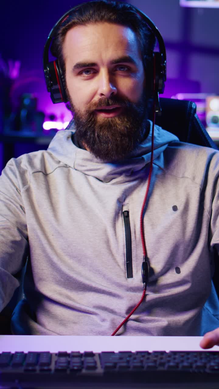Streamer di video verticali che saluta il pubblico, filmando un tutorial su come sconfiggere i nemici in un gioco multiplayer, zoom indietro