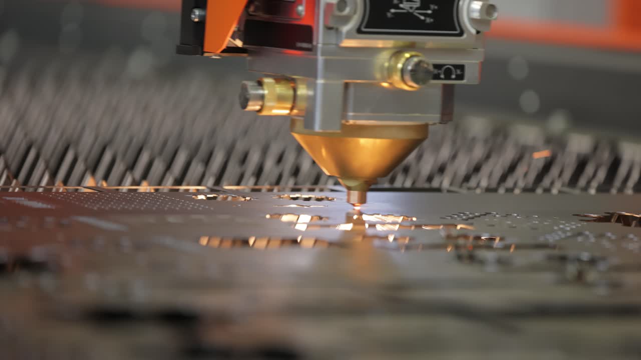 taglio laser cnc del metallo, moderna tecnologia industriale. piccola profondità di campo. avvertimento - ripresa autentica in condizioni difficili.