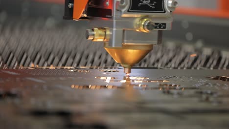 corte láser cnc de metal, tecnología industrial moderna. pequeña profundidad de campo. advertencia - disparo auténtico en condiciones desafiantes.