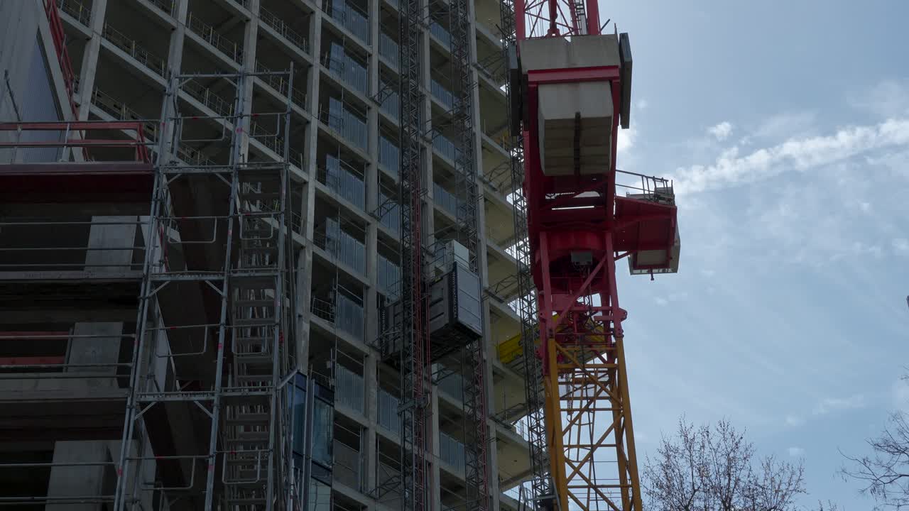 Gru edile accanto a un grattacielo in costruzione a Francoforte, Germania.
