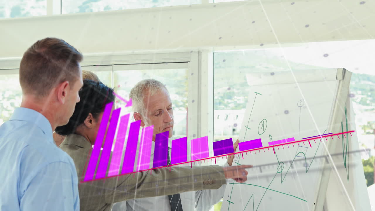flecha de animación en el gráfico sobre diversos compañeros de trabajo discutiendo la estrategia en la pizarra en la oficina