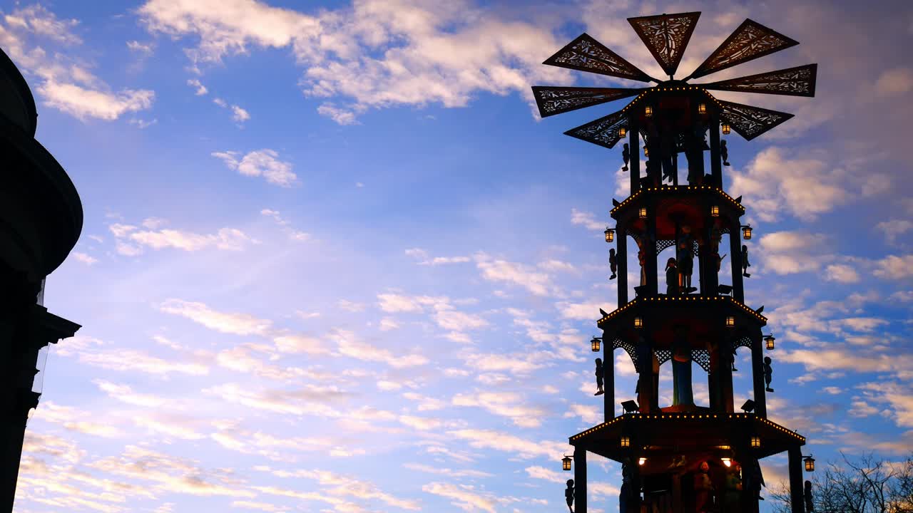 일몰 저녁 하늘에 대 한 크리스마스 시장 축제 조명 회전 목마 풍차