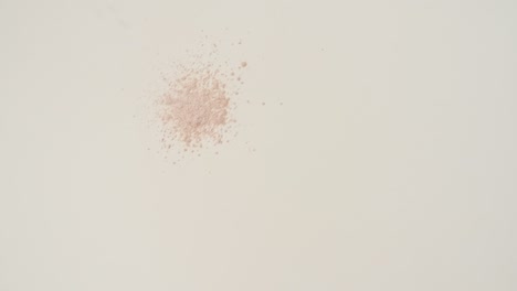 파우더, 화장품 입자가 테이블에 떨어집니다. 모래의 애니메이션.
