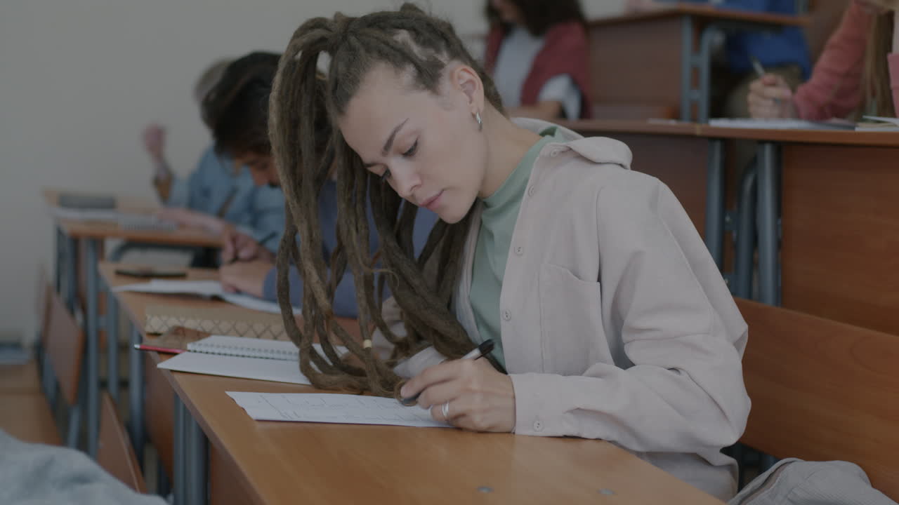 estudiante tomando notas en un aula