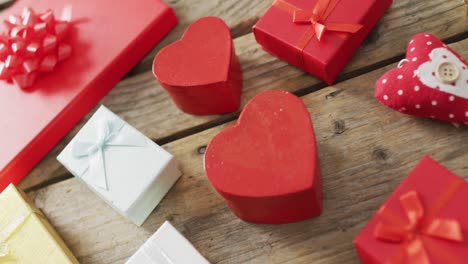 Corazones-De-Madera-Y-Regalos-Sobre-Fondo-De-Madera-En-El-Día-De-San-Valentín.