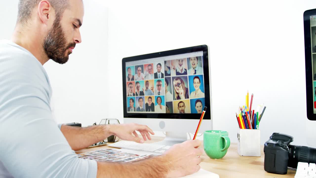 diseñador gráfico que trabaja en la computadora