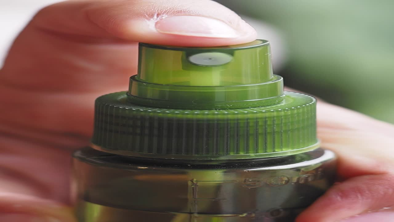 스프레이 병을 들고 있는 손